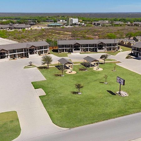 Eagle'S Den Suites Cotulla A Travelodge By Wyndham 外观 照片