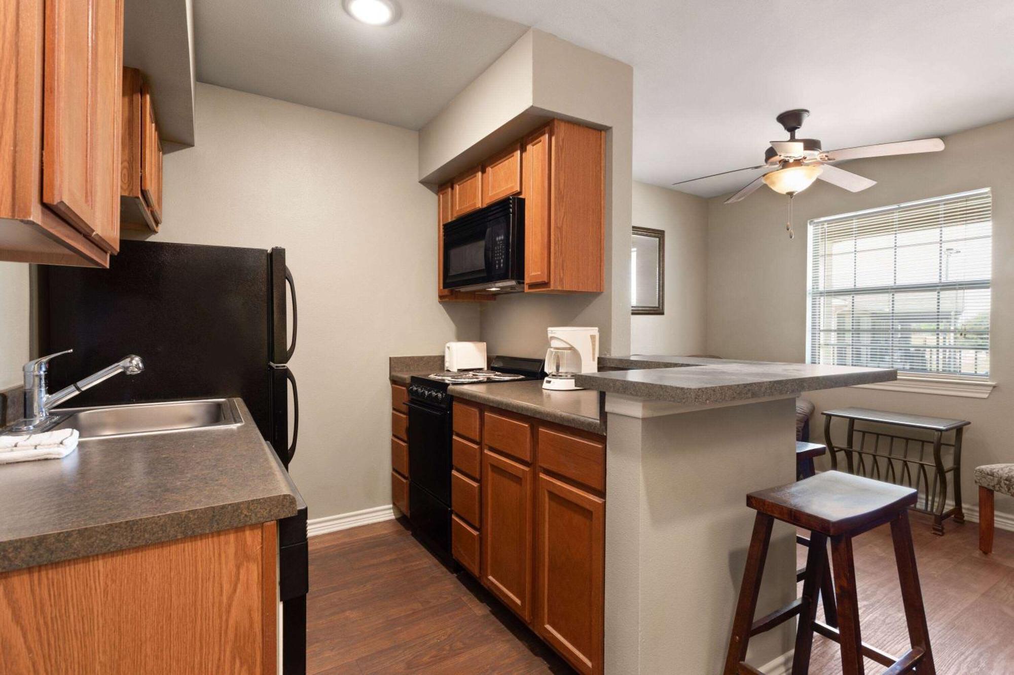 Eagle'S Den Suites Cotulla A Travelodge By Wyndham 外观 照片