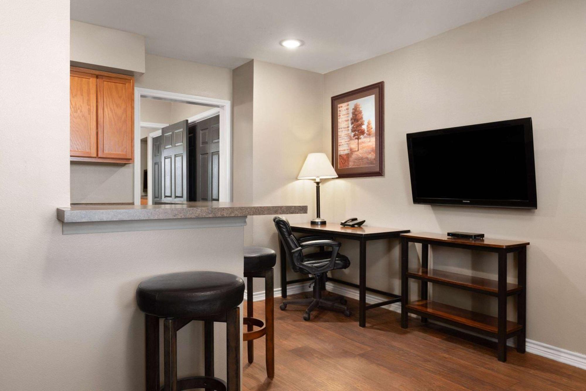 Eagle'S Den Suites Cotulla A Travelodge By Wyndham 外观 照片