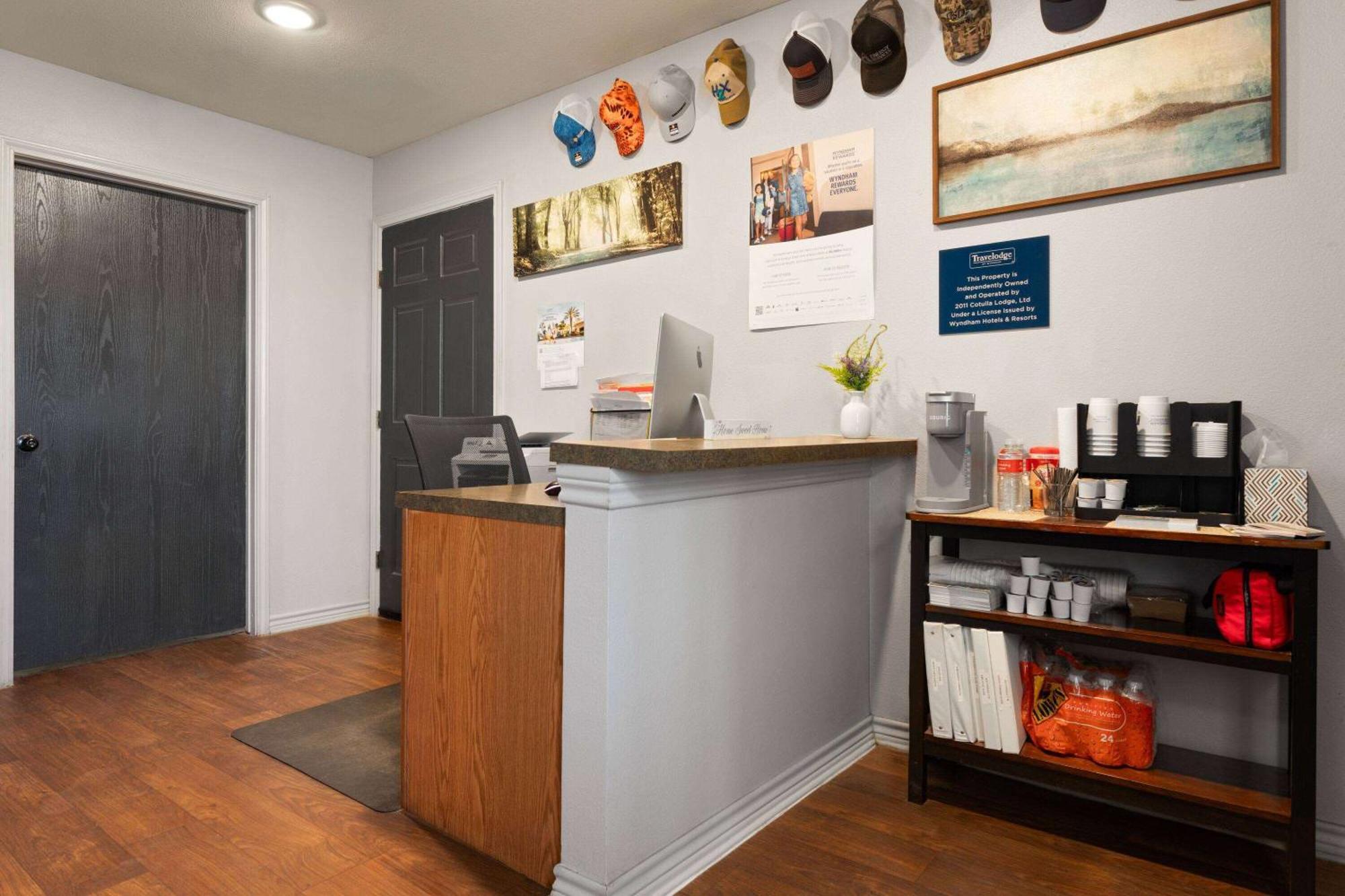 Eagle'S Den Suites Cotulla A Travelodge By Wyndham 外观 照片
