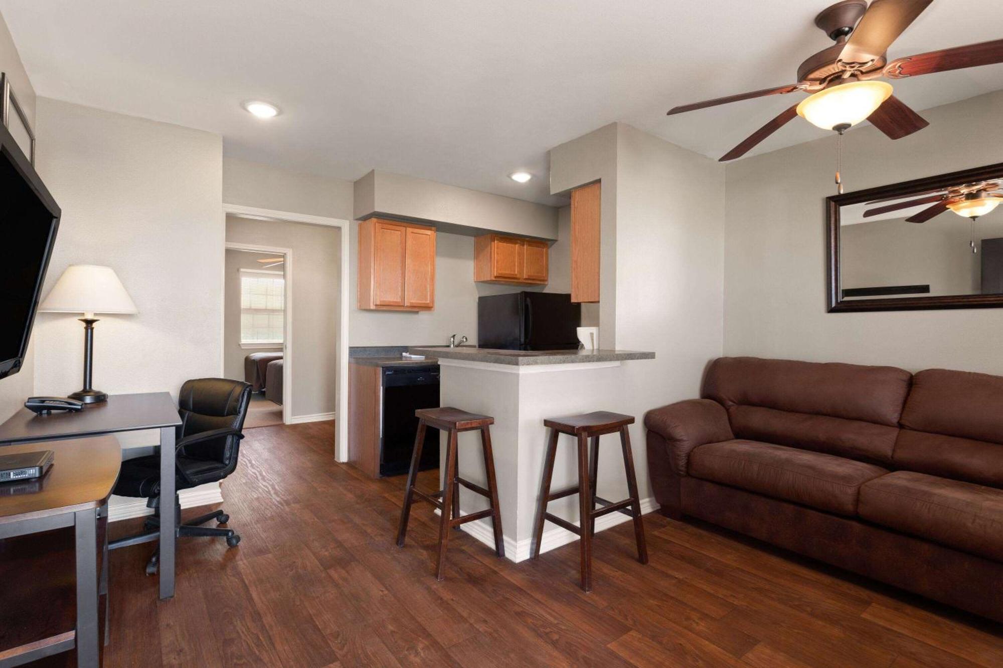 Eagle'S Den Suites Cotulla A Travelodge By Wyndham 外观 照片