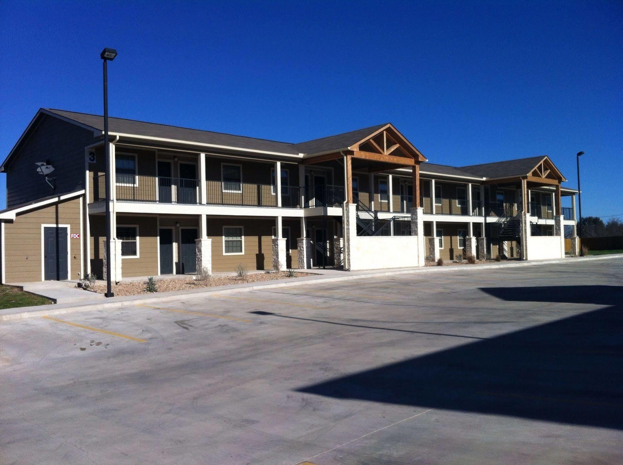 Eagle'S Den Suites Cotulla A Travelodge By Wyndham 外观 照片